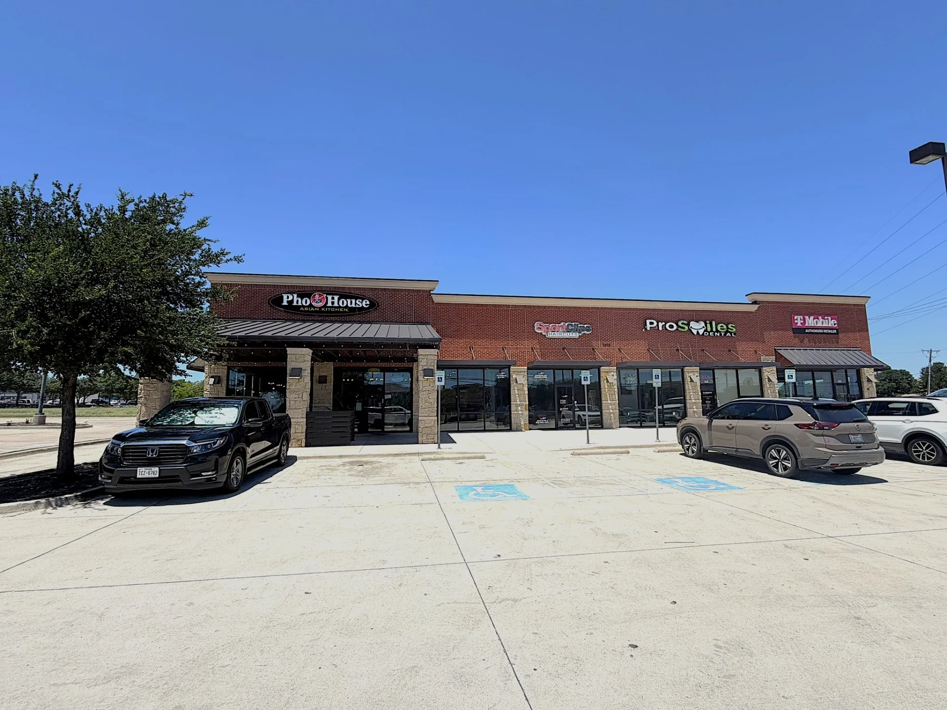 Western Trade Plaza, 9400 Clifford St retail strip