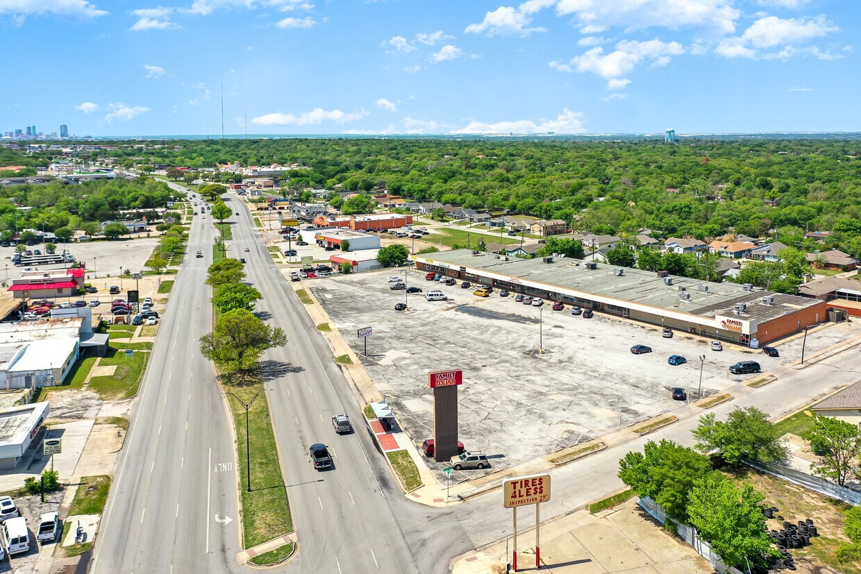 Forty Oaks, 5405 E Lancaster